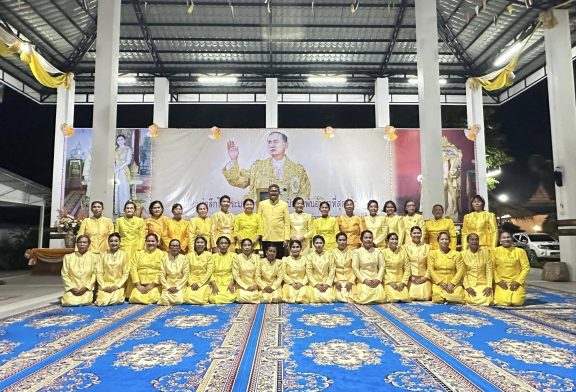 อำเภอท่าฉางจัดพิธีวางพุ่มดอกไม้ถวายบังคมพระบาทสมเด็จพระบรมชนกาธิเบศ มหาภูมิพลอดุลยเดชมหาราช บรมนาถบพิตร เนื่องในวันคล้ายวันพระบรมราชสมภพ