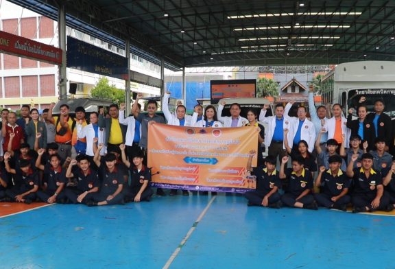 สำนักงานอาชีวศึกษาจังหวัดสุราษฎร์ธานีส่งทีมช่วยน้ำท่วมใต้