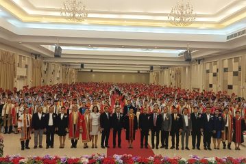 วิทยาลัยเทคนิคสุราษฎร์ธานี จัดพิธีมอบประกาศนียบัตรแก่ผู้สำเร็จการศึกษา ประจำปีการศึกษา 2567 กว่า 1,500 คน เห็นรอยยิ้มแห่งความสุขทั้งนักศึกษา และผู้ปกครอง