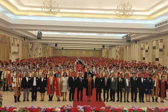 วิทยาลัยเทคนิคสุราษฎร์ธานี จัดพิธีมอบประกาศนียบัตรแก่ผู้สำเร็จการศึกษา ประจำปีการศึกษา 2567 กว่า 1,500 คน เห็นรอยยิ้มแห่งความสุขทั้งนักศึกษา และผู้ปกครอง
