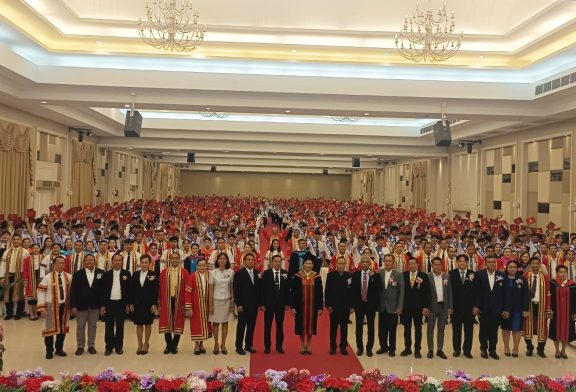 วิทยาลัยเทคนิคสุราษฎร์ธานี จัดพิธีมอบประกาศนียบัตรแก่ผู้สำเร็จการศึกษา ประจำปีการศึกษา 2567 กว่า 1,500 คน เห็นรอยยิ้มแห่งความสุขทั้งนักศึกษา และผู้ปกครอง