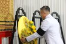 ผู้ว่าราชการจังหวัดสุราษฎร์ธานีเชิญพวงมาลาพระราชทานวางหน้าหีบศพ ร.ท.ภูมิวัฒน์ คำสง ที่เสียชีวิตจากเหตุคนร้ายใช้อาวุธปืนซุ่มยิงขณะปฏิบัติหน้าที่ในจังหวัดยะลา   