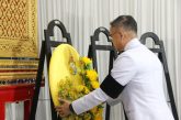 ผู้ว่าราชการจังหวัดสุราษฎร์ธานีเชิญพวงมาลาพระราชทานวางหน้าหีบศพ ร.ท.ภูมิวัฒน์ คำสง ที่เสียชีวิตจากเหตุคนร้ายใช้อาวุธปืนซุ่มยิงขณะปฏิบัติหน้าที่ในจังหวัดยะลา   