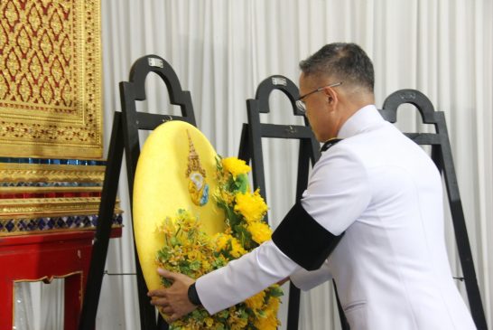ผู้ว่าราชการจังหวัดสุราษฎร์ธานีเชิญพวงมาลาพระราชทานวางหน้าหีบศพ ร.ท.ภูมิวัฒน์ คำสง ที่เสียชีวิตจากเหตุคนร้ายใช้อาวุธปืนซุ่มยิงขณะปฏิบัติหน้าที่ในจังหวัดยะลา   