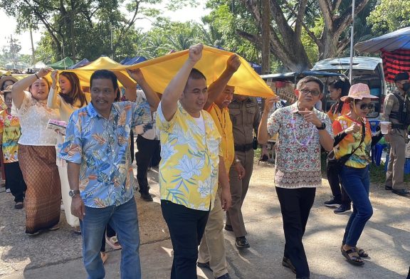 อบต.วังร่วมกับอำเภอท่าชนะจัดกิจกรรมห่มผ้าขึ้นถ้ำ ห่มผ้าพระไสยาสน์ ในวันครอบครัว แห่งแรกของภาคใต้ และจัดกิจกรรมรดน้ำผู้สูงอายุให้กับผู้เฒ่าผู้แก่เพื่อความเป็นศิริมงคลของลูกหลานด้วย