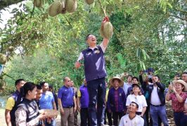 ผู้ว่าฯ สุราษฎร์ธานี เปิดฤดูกาลทุเรียน พืชเศรษฐกิจสร้างรายได้ โดยไม่มองข้ามการดูแลสุขภาพ 