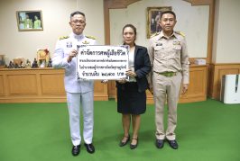 ผู้ว่าราชการจังหวัดสุราษฎร์ธานีมอบเงินค่าจัดการศพผู้เสียชีวิตจำนวน 1 ราย จากภัยพิบัติกรณีฉุกเฉิน