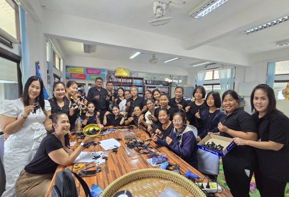 อำเภอท่าฉางร่วมใจจัดทำโบว์ริบบิ้นสีดำ แจกประชาชนร่วมถวายความอาลัยสมเด็จพระนางเจ้าสิริกิติ์พระบรมราชินีนาถ พระบรมราชชนนีพันปีหลวง 