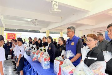 เลขาธิการรัฐมนตรีว่าการกระทรวงศึกษาธิการ ลงพื้นที่มอบถุงยังชีพแก่ผู้ประสบอุทกภัย