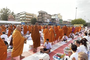 สุราษฎร์ฯ จัดพิธีทำบุญเมืองคนดีครบรอบ 110 ปี ภาครัฐ ภาคเอกชน ร่วมกันตักบาตรพระ 1,110 อย่างยิ่งใหญ่!