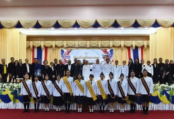 27 ก.พ.วันคล้ายวันสถาปนาโรงเรียนกาญจนาภิเษกวิทยาลัย จัดพิธีสวนสนามรำลึกถึงพระมหากรุณาธิคุณพระบาทสมเด็จพระบรมชนกาธิเบศร มหาภูมิพล อดุลยเดชมหาราชฯ พร้อมมอบทุนการศึกษานักเรียนต้นแบบคนดี