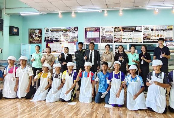 สุดยอดอาหารนักเรียน!!  โรงเรียนกีฬาเทศบาลนครสุราษฎร์ธานี ยกระดับอาหารเด็กนักเรียนในรูปแบบบุฟเฟต์สไตล์โรงแรม  “โภชนาการดี เด็กต้องกินอิ่ม” มาตรฐานสุขาภิบาล สะอาด ปลอดภัย คุณภาพครบถ้วน