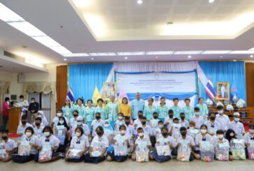 จังหวัดสุราษฎร์ธานีร่วมมอบทุนการศึกษานักเรียนที่ขาดแคลน ถวายเป็นพระราชกุศลแด่สมเด็จพระนางเจ้าสิริกิติ์พระบรมราชินีนาถ พระบรมราชชนนีพันปีหลวง ในโอกาสมหามงคลเฉลิมพระชนมพรรษา 90 พรรษา   