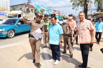 ผู้ว่าสุราฎร์ฯ ลงพื้นที่แยกบางใหญ่เร่งผู้รับเหมาก่อสร้างระบบระบายน้ำให้เสร็จก่อนกำหนดหวังลดผลกระทบการสัญจรประชาชนให้มากที่สุด
