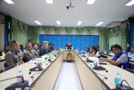 ผู้ว่าราชการจังหวัดสุราษฎร์ธานี สั่งการฝ่ายปกครอง ร่วมกับตำรวจ เร่งตรวจค้น กดดันดาบตำรวจปืนโหดให้รีบมอบตัว ไล่ล่าพบเบาะแสที่พักในอ่างเก็บน้ำเชี่ยวหลาน
