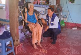 โค้งสุดท้าย! กระแสตอบรับ “หมอโชค” ผู้สมัคร ส.ส.เขต 7 สวมวิญญาณหมอให้ความรู้ผู้สูงอายุที่มีปัญหาสุขภาพ ก้มกราบขอพรผู้สูงอายุอวยพรให้ได้เป็น สส.