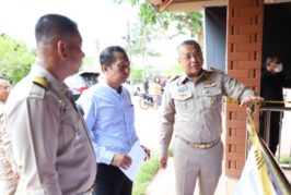 ผู้ว่าฯ สุราษฎร์ธานีตรวจเยี่ยมหน่วยเลือกตั้งสมาชิกสภาผู้แทนราษฎร เบื้องต้นไม่พบข้อร้องเรียนการกระทำผิดกฎหมายเลือกตั้ง ประชาชนยังคงทยอยออกมาใช้สิทธิอย่างต่อเนื่อง