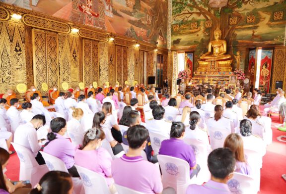 จังหวัดสุราษฎร์ธานีจัดพิธีเจริญพระพุทธมนต์สมโภชพระพุทธนพราชบพิธไตรรัตนธัชรังสรรค์เฉลิมพระเกียรติ สมเด็จพระนางเจ้าฯ พระบรมราชินี เนื่องในโอกาสวันเฉลิมพระชนมพรรษา 3 มิถุนายน 2566  