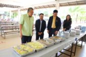 ผู้ว่าฯ สุราษฎร์ธานี ลงพื้นที่สุ่มตรวจโครงการอาหารกลางวัน และนมโรงเรียน ในพื้นที่อำเภอเมืองและอำเภอกาญจนดิษฐ์ พบคุณภาพผ่านมาตรฐาน และมีปริมาณเพียงพอ