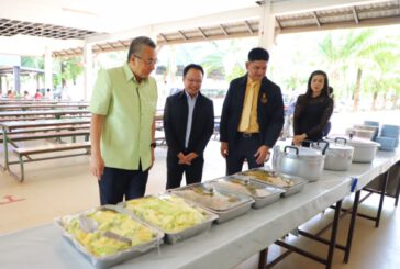 ผู้ว่าฯ สุราษฎร์ธานี ลงพื้นที่สุ่มตรวจโครงการอาหารกลางวัน และนมโรงเรียน ในพื้นที่อำเภอเมืองและอำเภอกาญจนดิษฐ์ พบคุณภาพผ่านมาตรฐาน และมีปริมาณเพียงพอ