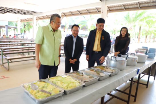 ผู้ว่าฯ สุราษฎร์ธานี ลงพื้นที่สุ่มตรวจโครงการอาหารกลางวัน และนมโรงเรียน ในพื้นที่อำเภอเมืองและอำเภอกาญจนดิษฐ์ พบคุณภาพผ่านมาตรฐาน และมีปริมาณเพียงพอ