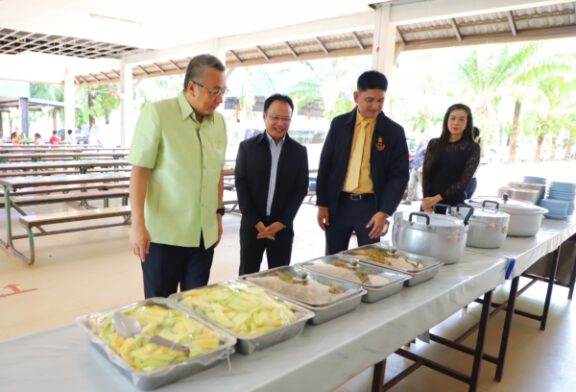 ผู้ว่าฯ สุราษฎร์ธานี ลงพื้นที่สุ่มตรวจโครงการอาหารกลางวัน และนมโรงเรียน ในพื้นที่อำเภอเมืองและอำเภอกาญจนดิษฐ์ พบคุณภาพผ่านมาตรฐาน และมีปริมาณเพียงพอ