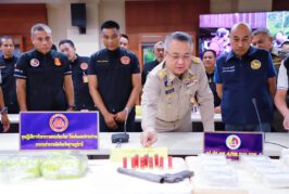 รวบล็อตใหญ่ !! ผู้ว่าราชการจังหวัดสุราษฎร์ธานี พร้อมด้วยผู้เกี่ยวข้องแถลงผลการจับกุมขบวนการค้ายาเสพติด ได้ผู้ต้องหา 7 คนของกลาง ไอซ์เกือบ 10 กิโลกรัม ยาบ้าอีก 30,000 เม็ด