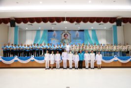 พช.สุราษฎร์ธานี จับมือ ป.ป.ส.ภาค 8 และเครือข่ายกองทุนแม่ฯ จัดพิธีมอบเงินพระราชทานขวัญถุงกองทุนแม่ของแผ่นดิน 19 หมู่บ้านในจังหวัดสุราษฎร์ธานี รวมพลังสร้างชุมชนเข้มแข็งเอาชนะยาเสพติด