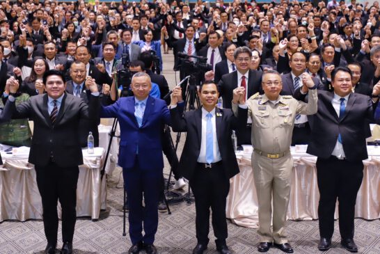 รัฐมนตรีว่าการกระทรวงศึกษาธิการ จับมือ รมช. ลงพื้นที่สุราษฎร์ธานี มอบนโยบายผู้บริหารอาชีวศึกษาทั่วประเทศ ขับเคลื่อนการผลิตกำลังคนอาชีวศึกษาสมรรถนะสูง พร้อมเดินหน้านโยบายลดภาระ ครู บุคลากรทางการศึกษา นักเรียนและผู้ปกครอง