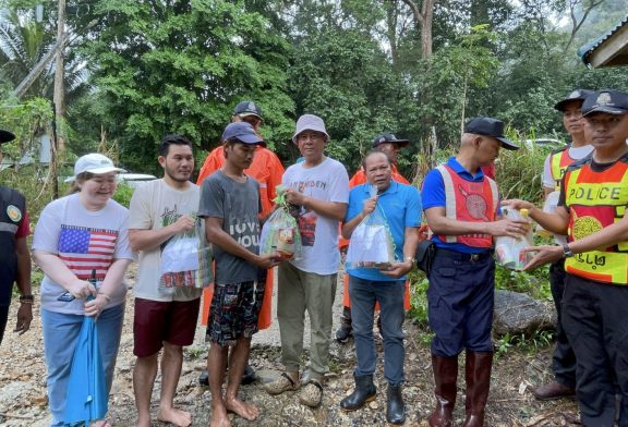 ตำรวจภูธรจังหวัดสุราษฎร์ธานี จับมือผู้นำท้องถิ่น ภาคเอกชน ร่วมแจกจ่ายถุงยังชีพ บรรเทาความเดือดร้อนให้ประชาชนที่ประสบอุทกภัย พื้นที่ตำบลคลองสระ