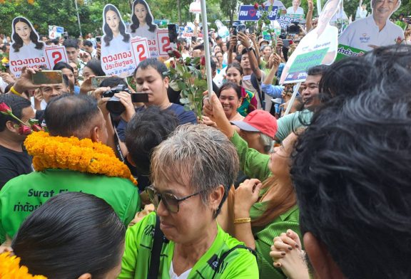กำนันศักดิ์ ชู  “SURAT FREEDOM” ปล่อยรถแห่ทั่วทุกพื้นที่ ปลุกกระแสอิสระจากอำนาจเก่า ขุมกำลังพรึบ!