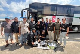 สุราษฎร์ฯ สนธิกำลังรวบสาววัย 38 ลอบขนยาเสพติด คารถบัสประจำทาง ได้ของกลางยาบ้า กว่า 100,000 เม็ด 