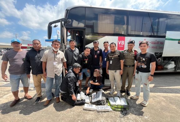 สุราษฎร์ฯ สนธิกำลังรวบสาววัย 38 ลอบขนยาเสพติด คารถบัสประจำทาง ได้ของกลางยาบ้า กว่า 100,000 เม็ด 