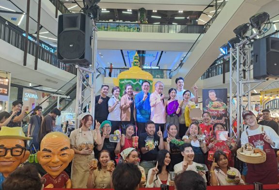 สายช็อป ชิม ห้ามพลาด!!! เชิญเที่ยวงาน “เชิญยิ้ม เชิญอร่อย ก่อนบ่ายคลายเครียด” ณ ศูนย์การค้าเซ็นทรัล สุราษฎร์ธานี 24-30 มี.ค.นี้ พบร้านอาหารชื่อดังกว่า 80 ร้านค้า พร้อมชมความบันเทิงมุกตลกรุ่นเก่าได้ทุกวัน