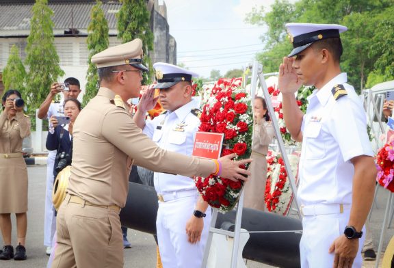 จังหวัดสุราษฎร์ธานีจัดพิธีวางพวงมาลา “วันอาภากร” วันคล้ายวันสิ้นพระชนม์ของพลเรือเอกพระเจ้าบรมวงศ์เธอ พระองค์เจ้าอาภากรเกียรติวงศ์ กรมหลวงชุมพรเขตอุดมศักดิ์ ประจำปี 2568