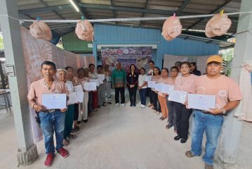 ชุมชนบ้านเกาะเสนอ เทศบาลวัดประดู่ สุดเจ๋ง! แก้ปัญหาเปลือกมะพร้าว “ทำสีย้อมผ้าจากเปลือกมะพร้าว” ภูมิปัญญาท้องถิ่น สร้างผลิตภัณฑ์ สร้างรายได้คู่ชุมชน