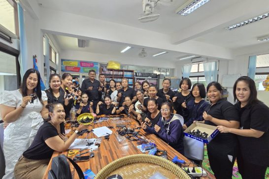 อำเภอท่าฉางร่วมใจจัดทำโบว์ริบบิ้นสีดำ แจกประชาชนร่วมถวายความอาลัยสมเด็จพระนางเจ้าสิริกิติ์พระบรมราชินีนาถ พระบรมราชชนนีพันปีหลวง