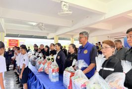 เลขาธิการรัฐมนตรีว่าการกระทรวงศึกษาธิการ ลงพื้นที่มอบถุงยังชีพแก่ผู้ประสบอุทกภัย