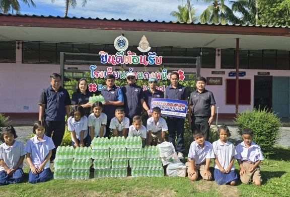  ชมรมรถแห่สุราษฎร์ฯ คิดดั ทำดี ร่วมมอบทุนการศึกษา พร้อมน้ำดื่ม และชนม ร่วมสร้างสุขให้นักเรียนบ้านกงหนิง