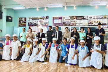 สุดยอดอาหารนักเรียน!!  โรงเรียนกีฬาเทศบาลนครสุราษฎร์ธานี ยกระดับอาหารเด็กนักเรียนในรูปแบบบุฟเฟต์สไตล์โรงแรม  “โภชนาการดี เด็กต้องกินอิ่ม” มาตรฐานสุขาภิบาล สะอาด ปลอดภัย คุณภาพครบถ้วน
