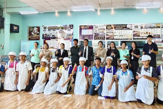 สุดยอดอาหารนักเรียน!!  โรงเรียนกีฬาเทศบาลนครสุราษฎร์ธานี ยกระดับอาหารเด็กนักเรียนในรูปแบบบุฟเฟต์สไตล์โรงแรม  “โภชนาการดี เด็กต้องกินอิ่ม” มาตรฐานสุขาภิบาล สะอาด ปลอดภัย คุณภาพครบถ้วน