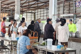 ร้านข้าวแกงพี่หลวงต้นตำรับกว่า 40 ปีเลี้ยงข้าวแกงฟรี! ถวายเป็นพระราชกุศล วันคล้ายวันสวรรคตในหลวงรัช.กาลที่9