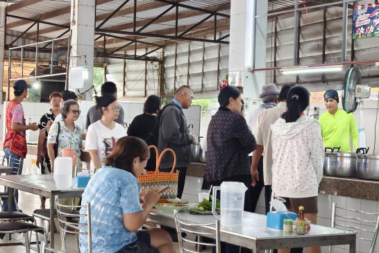 ร้านข้าวแกงพี่หลวงต้นตำรับกว่า 40 ปีเลี้ยงข้าวแกงฟรี! ถวายเป็นพระราชกุศล วันคล้ายวันสวรรคตในหลวงรัช.กาลที่9